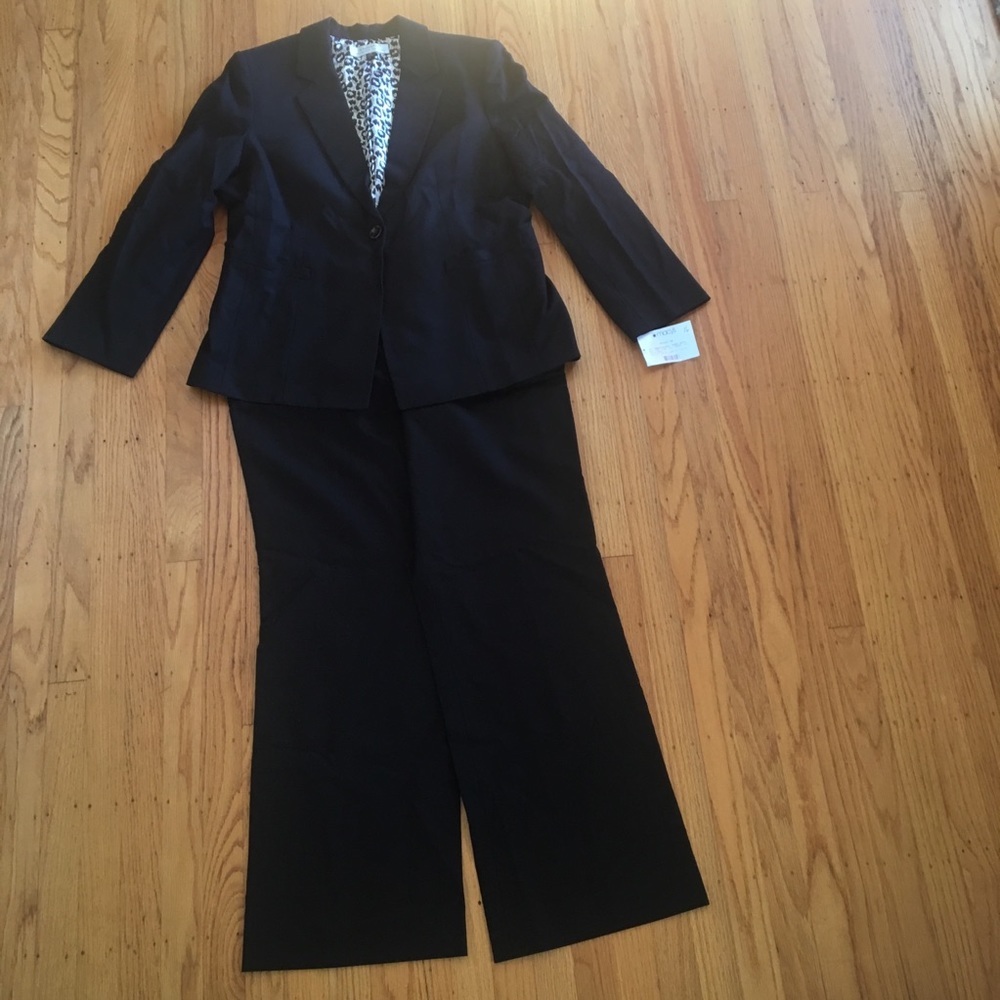 Tahari by Arthur Levine Black suit. NWT size 16